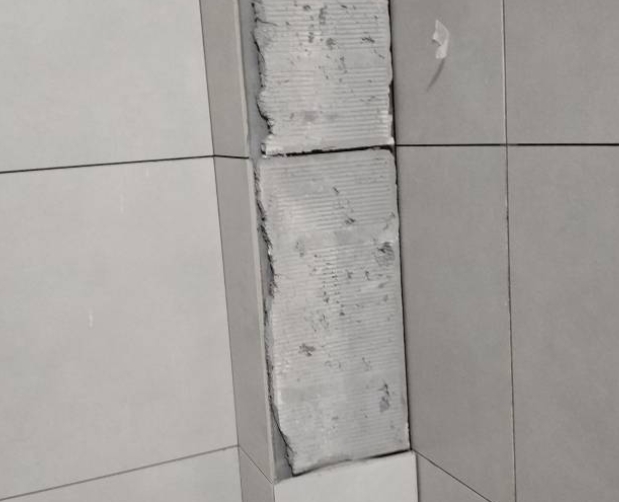 路南瓷砖空鼓维修公司分享下瓷砖施工前基层浇水润湿程度不足，可能导致以下问题